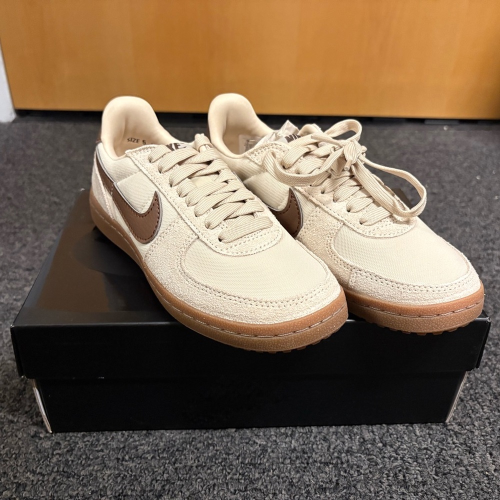 Nike Women’s Field General Beach/Cacao Wow/Gum Dark Brown